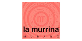 LA MURRINA - Η La Murrina ιδρύθηκε το 1968 στο νησί Murano της Βενετίας και συνεχίζει μέχρι σήμερα την παράδοση του φυσητού γυαλιού με τεχνικές πλήρως χειρωνακτικές, εμπλουτίζοντας την μεγάλη της συλλογή από αριστουργήματα χειροτεχνίας, πραγματικά έργα τέχνης. Σε συνεργασία με τους μεγαλύτερους αρχιτέκτονες όπως οι: Karim Rashid, Massimo Iosa Ghini, Marco Piva, Denis Santachiara, Oscar Tusquets, Sottsass Associati, Sandro Santantonio και πολλοί άλλοι, έχει καταφέρει να εντυπωσιάζει με τα μοναδικά της σχέδια κατέχοντας ξεχωριστή θέση στο ιταλικό και διεθνές design, ικανοποιώντας έτσι κάθε είδους διακοσμητική ανάγκη.
