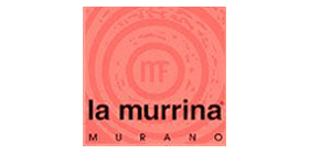 LA MURRINA - Η La Murrina ιδρύθηκε το 1968 στο νησί Murano της Βενετίας και συνεχίζει μέχρι σήμερα την παράδοση του φυσητού γυαλιού με τεχνικές πλήρως χειρωνακτικές, εμπλουτίζοντας την μεγάλη της συλλογή από αριστουργήματα χειροτεχνίας, πραγματικά έργα τέχνης. Σε συνεργασία με τους μεγαλύτερους αρχιτέκτονες όπως οι: Karim Rashid, Massimo Iosa Ghini, Marco Piva, Denis Santachiara, Oscar Tusquets, Sottsass Associati, Sandro Santantonio και πολλοί άλλοι, έχει καταφέρει να εντυπωσιάζει με τα μοναδικά της σχέδια κατέχοντας ξεχωριστή θέση στο ιταλικό και διεθνές design, ικανοποιώντας έτσι κάθε είδους διακοσμητική ανάγκη.